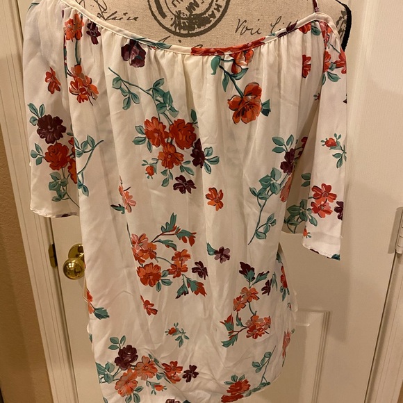 NWT Coco & Jameson cold shoulder top Jrs Large - Picture 3 of 7